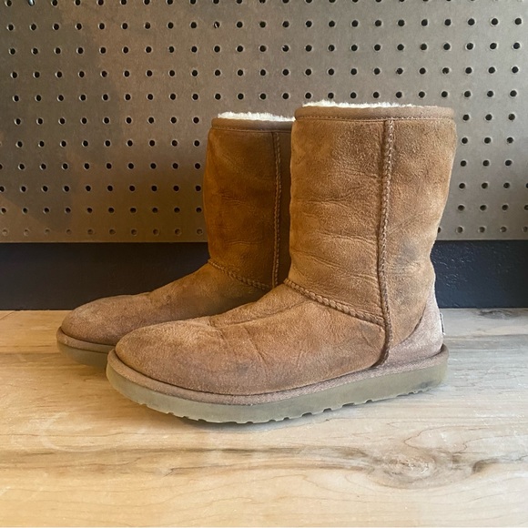 UGGs classic brown boots size 7 - Picture 3 of 8